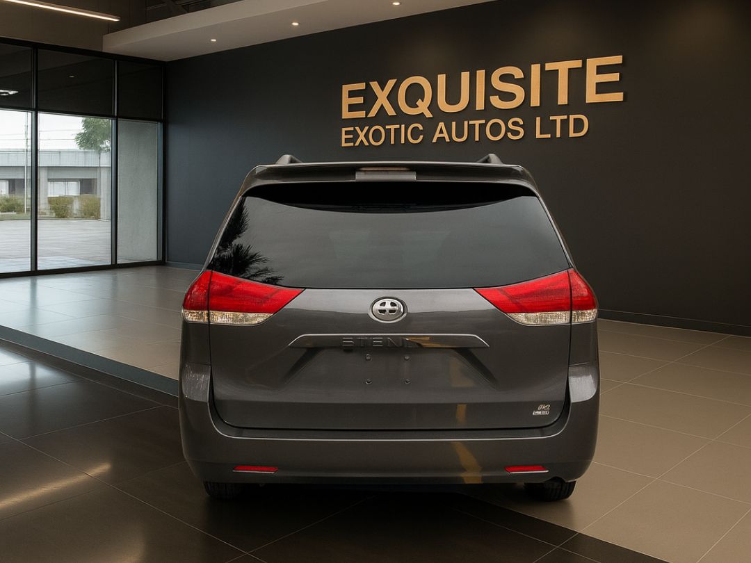 Toyota Sienna 2013 LE-- Black